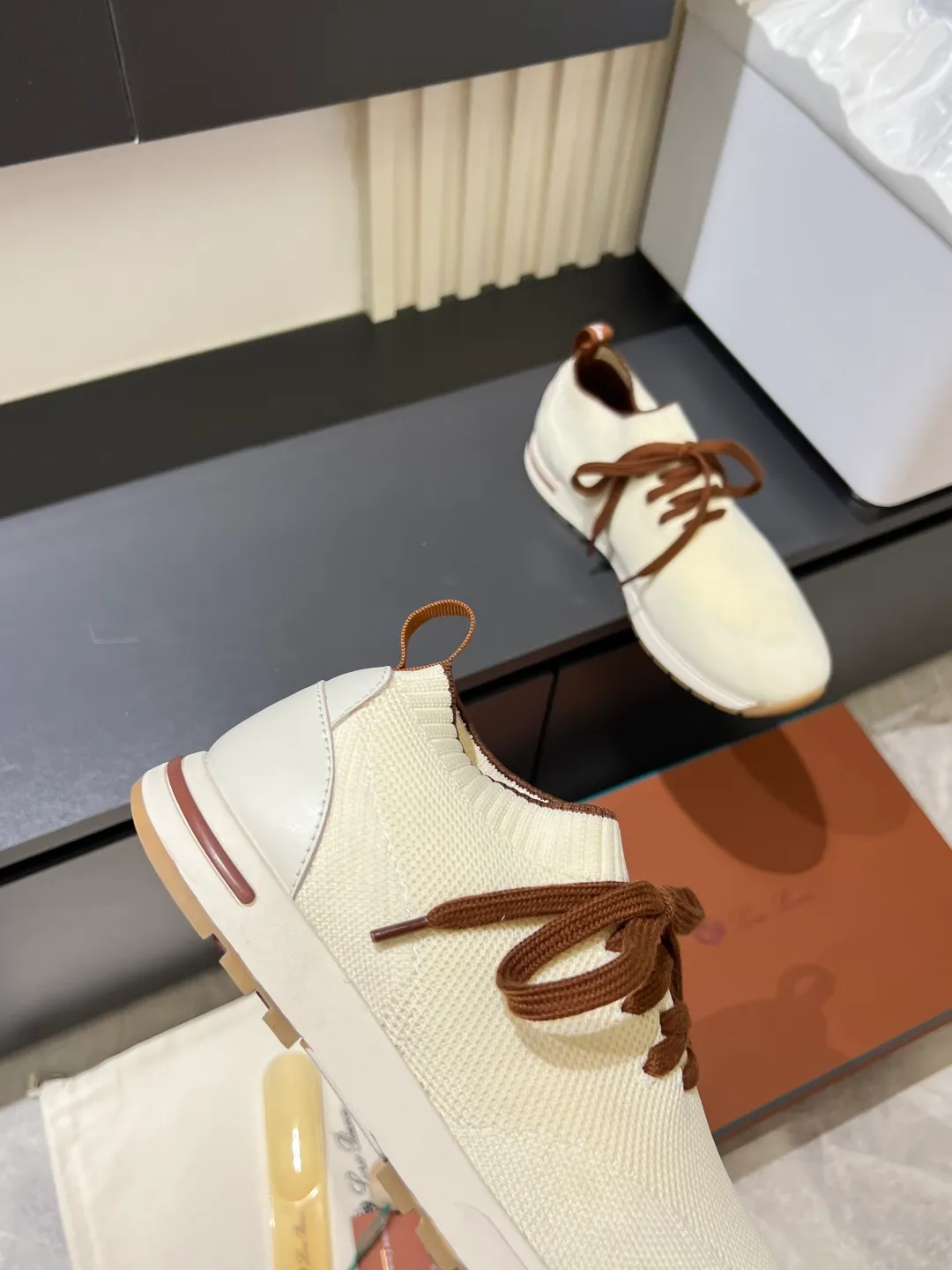 Men's Men's Shoes 💰p380 Loro Men's Shoes 💰piana/Noyo Piana 360 L Men's Shoes 💰p Flexy Walk Men's Sports Shoes These sports shoes are made of knitted wool uppers, and the heel is wrapped in smooth calf leather. Merino sheep are selected from Australia and New Zealand. The upper is machine-woven like a sweater, and then equipped with a white rubber outsole and a Kummel-colored sole. It is both beautiful and non-slip. The fabric is 100% cashmere and the insole is calf leather. It is super comfortable on the feet! Comes with full original packaging! Multiple colors available! Size: 38-44 (45 customized)